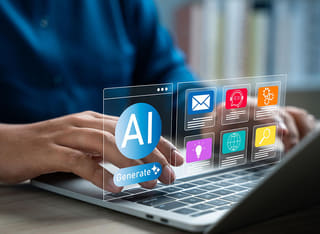 Investidor iniciante em criptomoedas a estudar os princípios básicos da negociação automatizada com IA