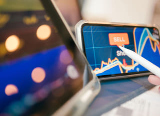 Trader a avaliar alternativas de Bitcoin, Ethereum e forex em diferentes mercados