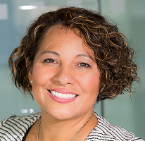 Retrato de Claire Ashford, especialista financeira responsável pelo compliance